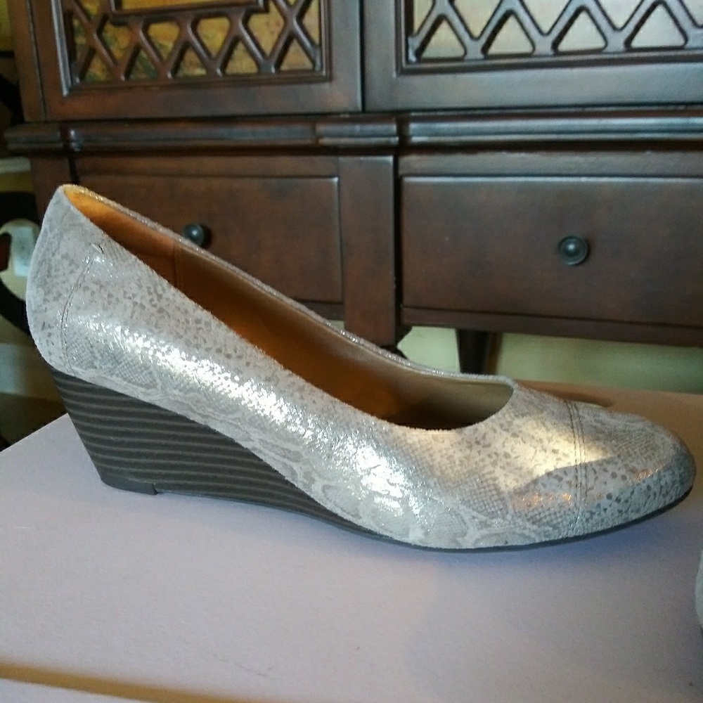 Clarks soft cushion snake pattern 9M